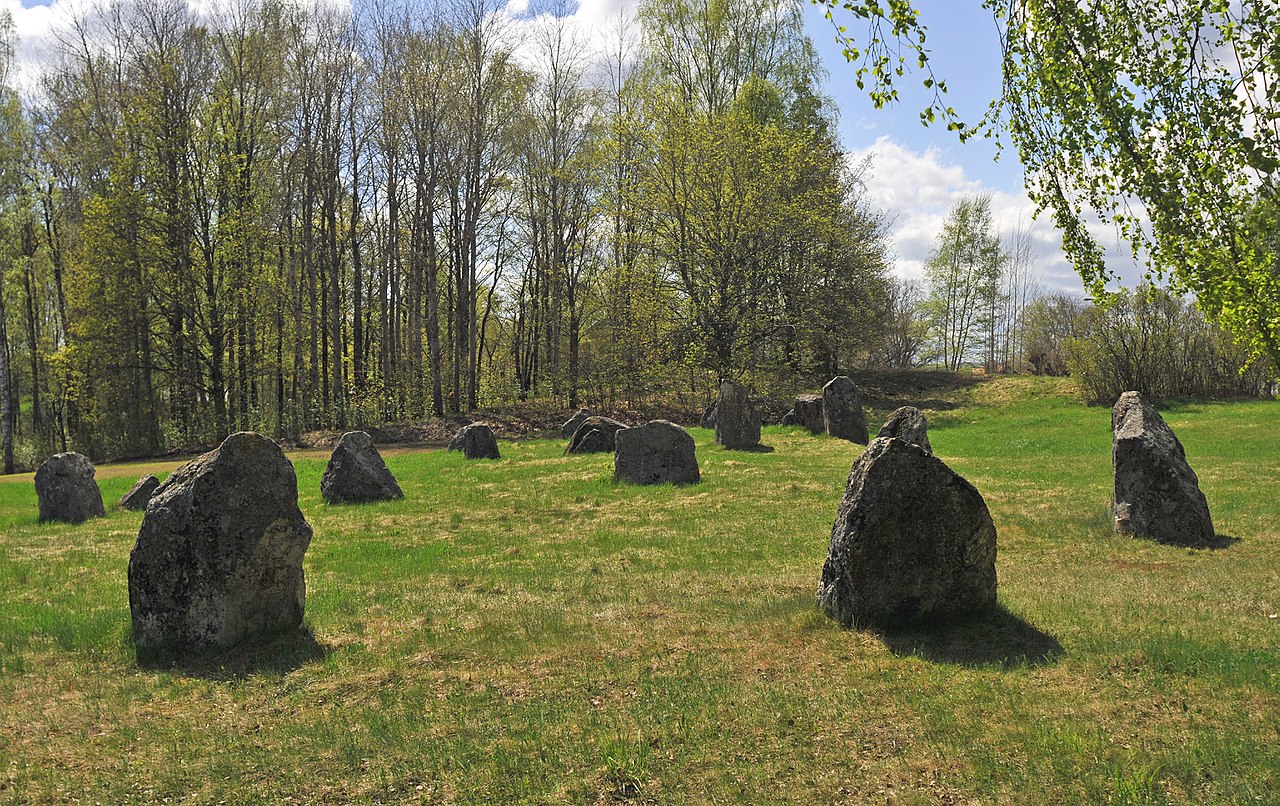 Träd vid Norrby stenar i Hallsbergs kommun